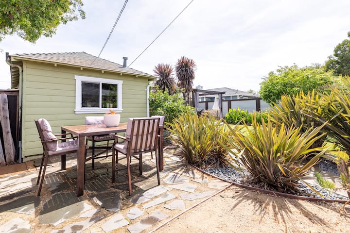 Modern Private Cottage+walkable+views+patio w/ BBQ