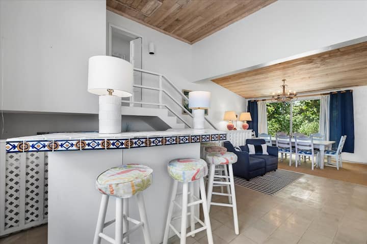 Oceanfront Home Walk To The Beach - Nassau