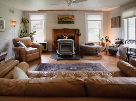 Successful Airbnb property: Historic Farmhouse on 50 Acres, Delightfully Quiet in Durham / Chapel Hill