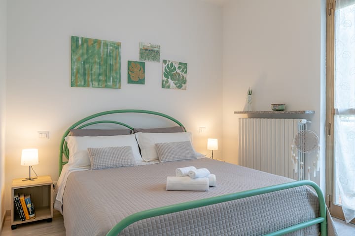 Habitación acogedora y romántica con cama matrimonial 