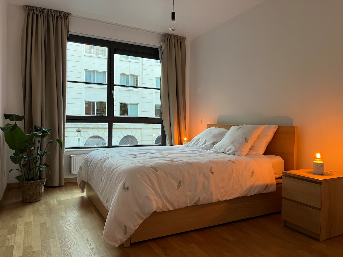 Dormitorio con una cama tamaño queen.