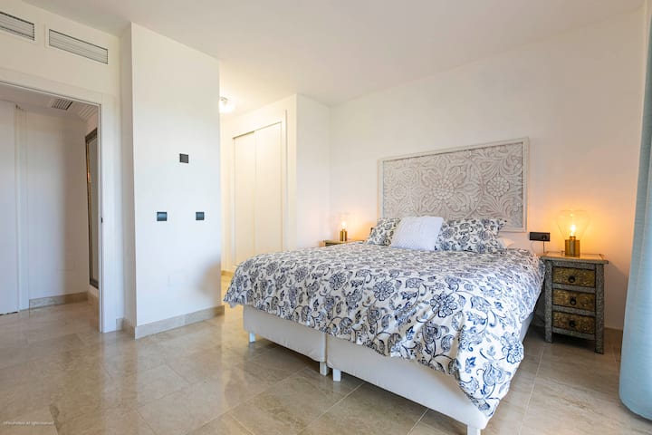 Schlafzimmer 1