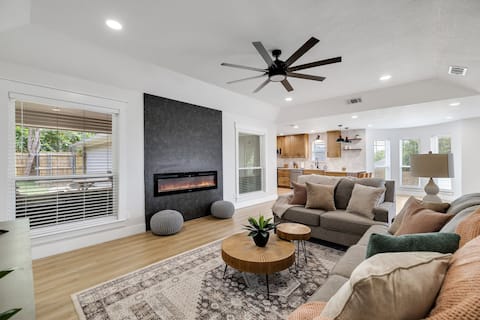 Hot Tub- Prime Location- 8 Min to Stadiums/Fun