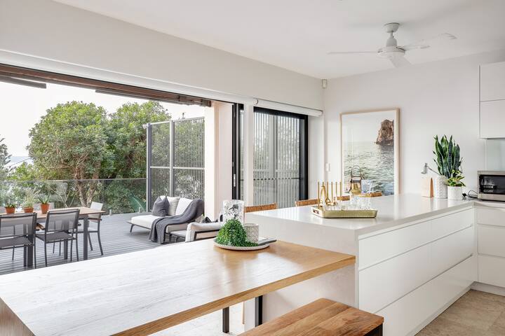 Palm Beach Chic: Sprawling Luxury with Ocean Views gallery image 2