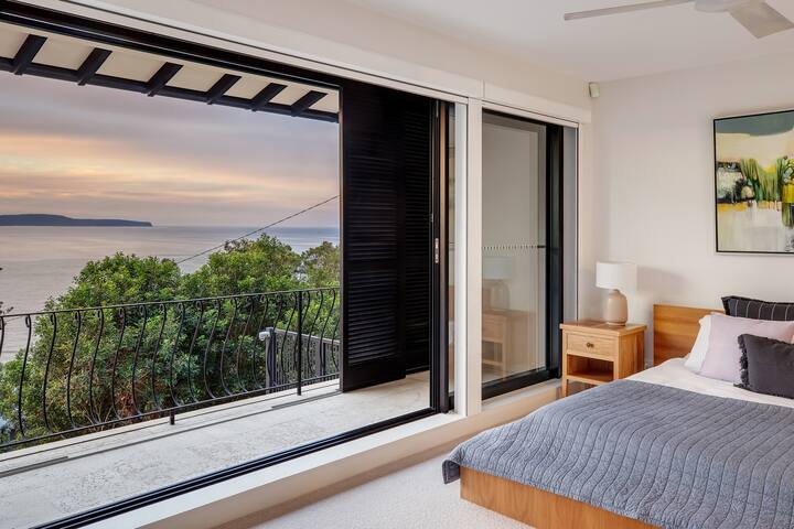 Palm Beach Chic: Sprawling Luxury with Ocean Views gallery image 4