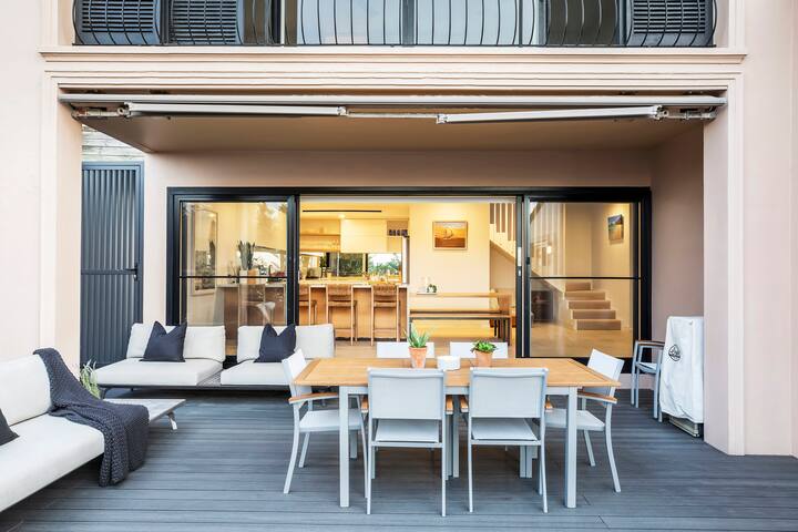 Palm Beach Chic: Sprawling Luxury with Ocean Views gallery image 3