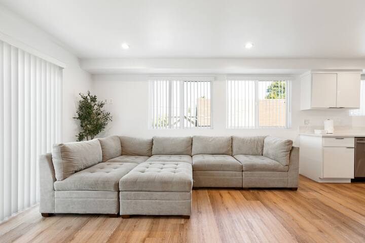 Huge & Comfy LA Family Home gallery image 4