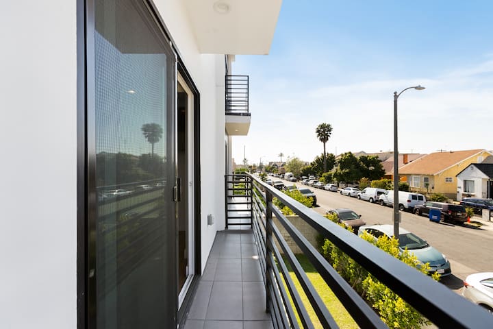 Huge & Comfy LA Family Home gallery image 2