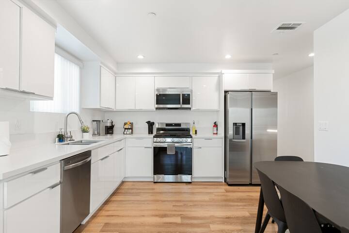 Huge & Comfy LA Family Home gallery image 3