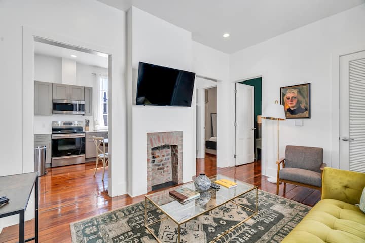 Hip & Stylish Magazine St. Apt | Balcony & Parking - New Orleans, LA
