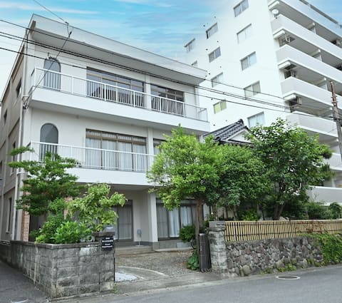 [Up to 10 people] Entire building Beppu Station 3 minutes on foot 5 minutes on foot to the hot spring area Free parking