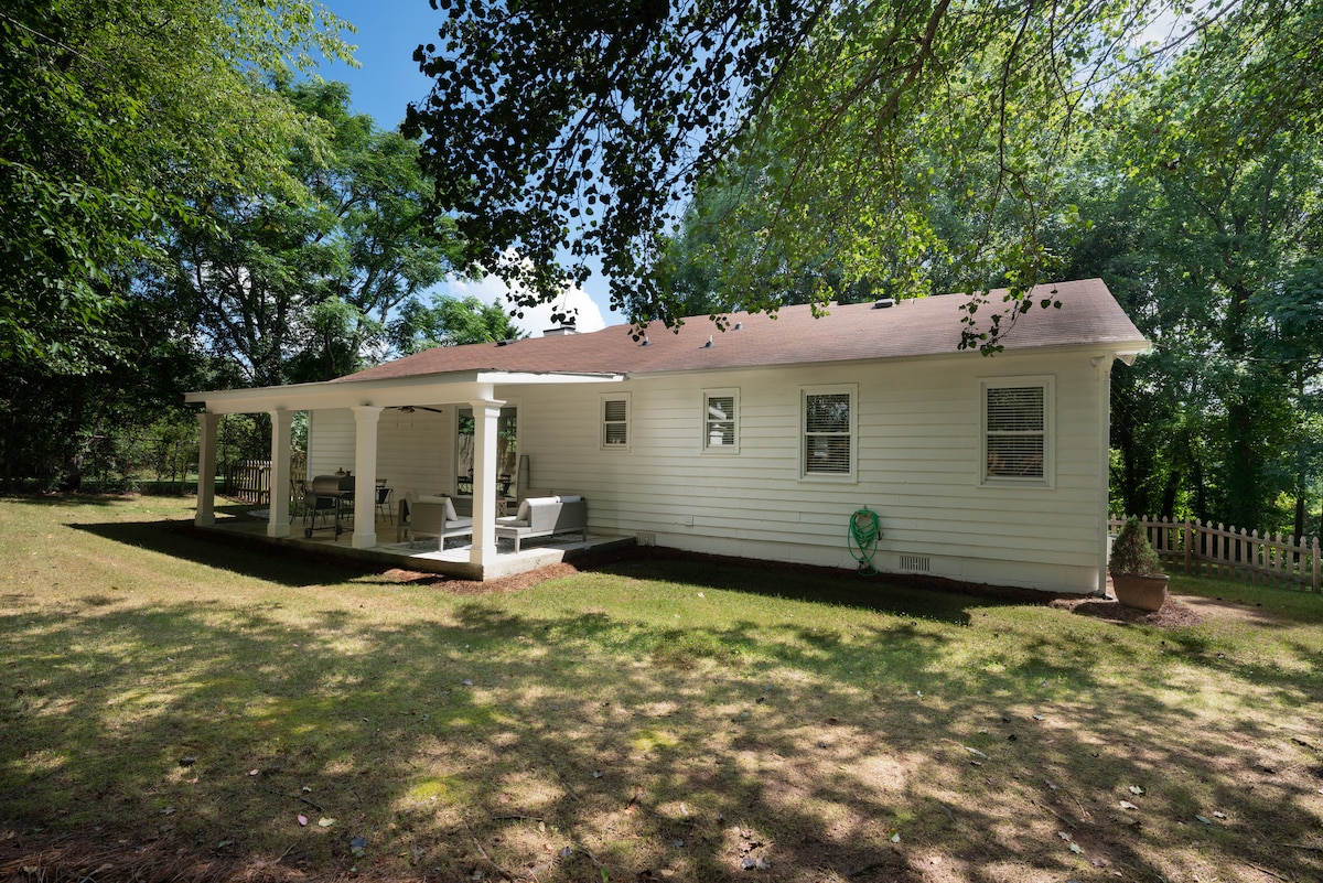 Picturesque Family Haven ~ King Beds ~ Backyard