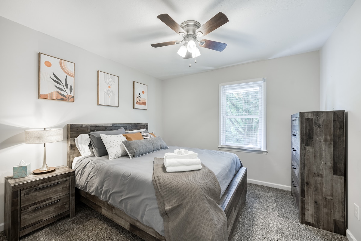 Picturesque Family Haven ~ King Beds ~ Backyard