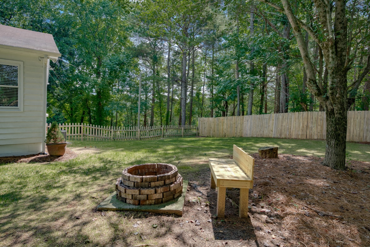 Picturesque Family Haven ~ King Beds ~ Backyard