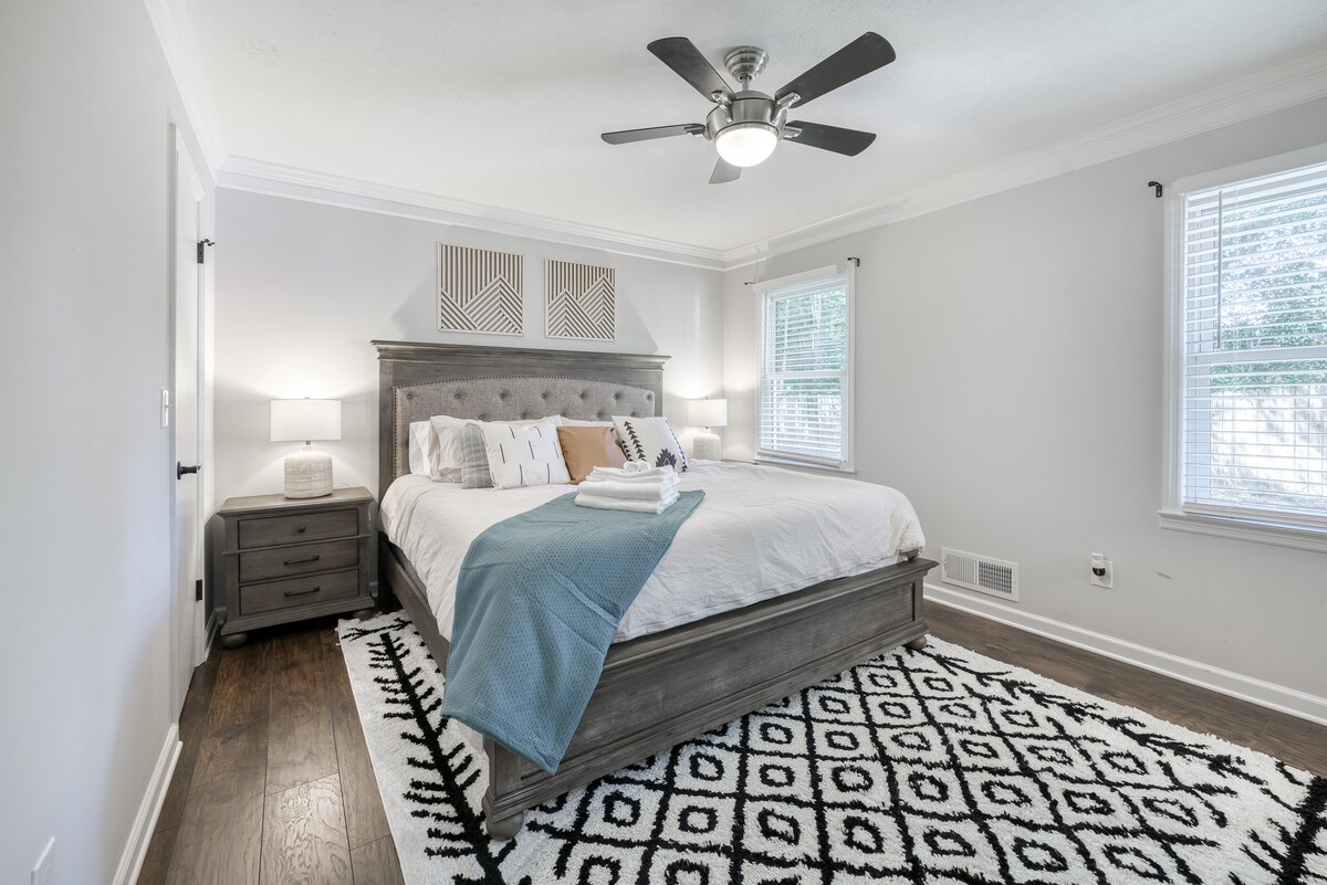 Picturesque Family Haven ~ King Beds ~ Backyard