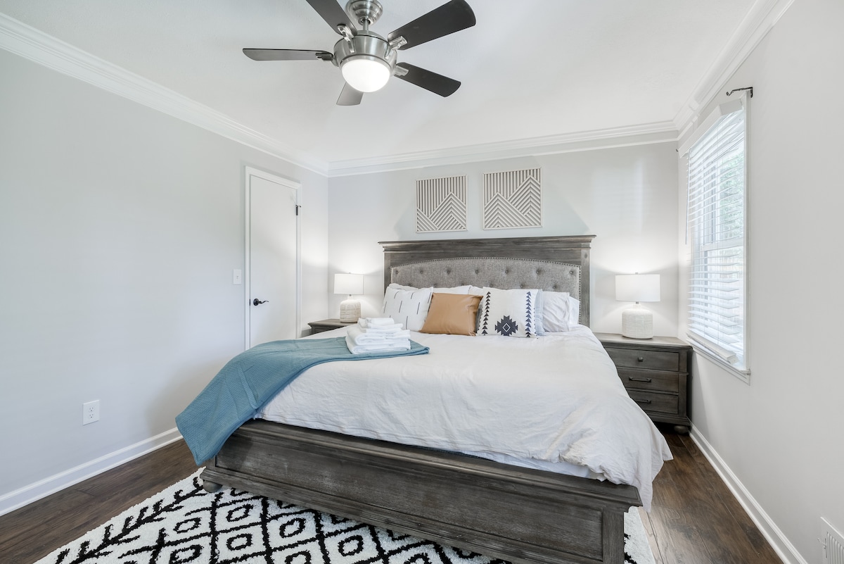Picturesque Family Haven ~ King Beds ~ Backyard