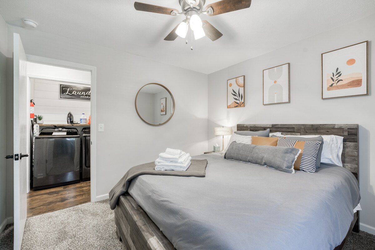 Picturesque Family Haven ~ King Beds ~ Backyard