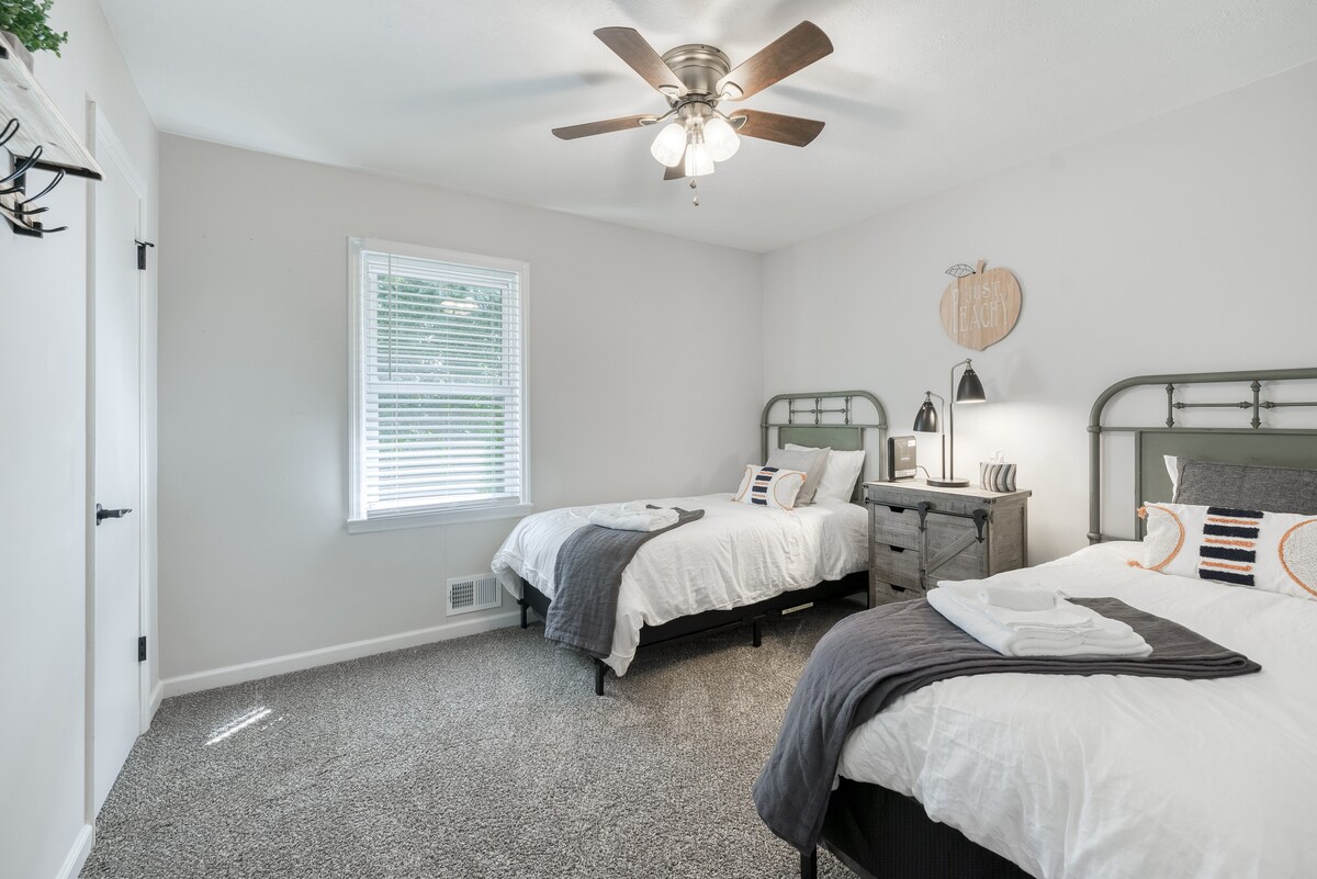Picturesque Family Haven ~ King Beds ~ Backyard