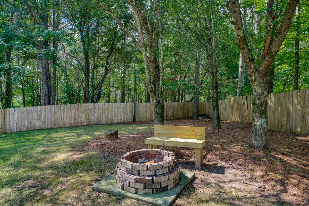 Picturesque Family Haven ~ King Beds ~ Backyard