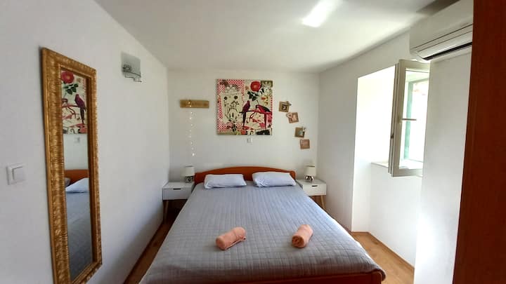 غرفة نوم في الشقة في الطابق الثاني