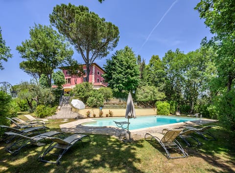 Luxury villa with  pool and AC 25 sleeps