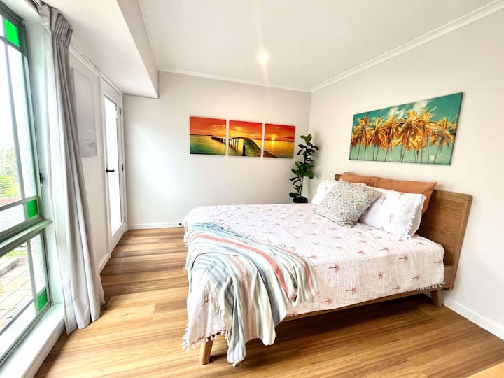 Dormitorio principal en planta baja con acceso a la terraza trasera y al baño principal
