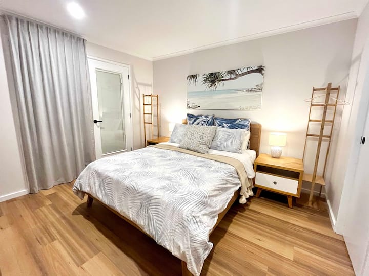 Dormitorio principal en el primer piso con terraza privada y baño privado