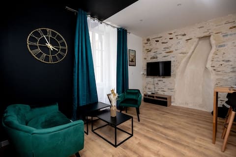 Popular Airbnb listing: *Beautiful 1-bedroom apartment in the heart of the city* in Centre Ville