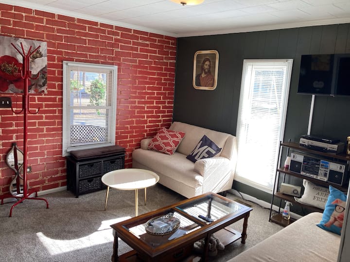 Bungalow With Screened In Porch - Greenville, NC