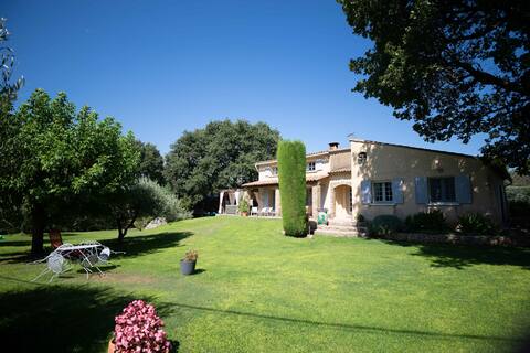 Provencal villa with pool and hot tub