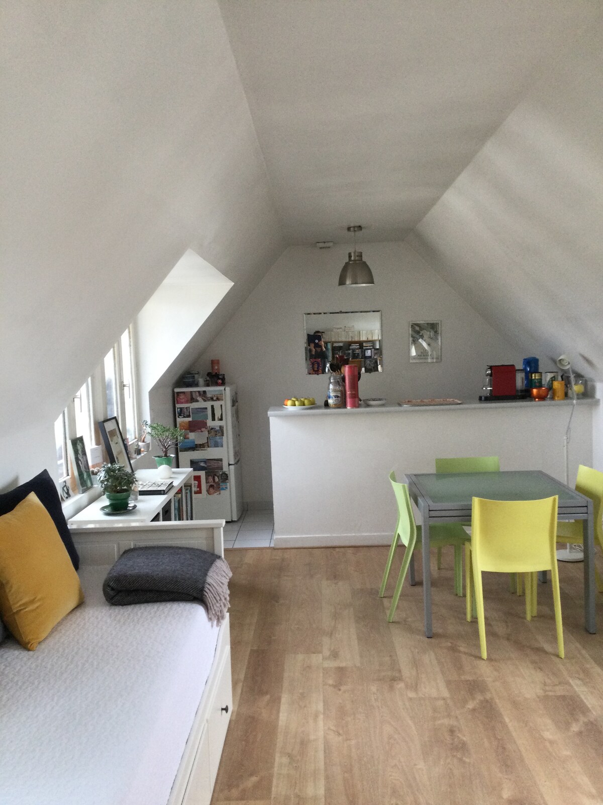Annonce Airbnb populaire: Very bright studio with a view. à Paris 14e Arrondissement