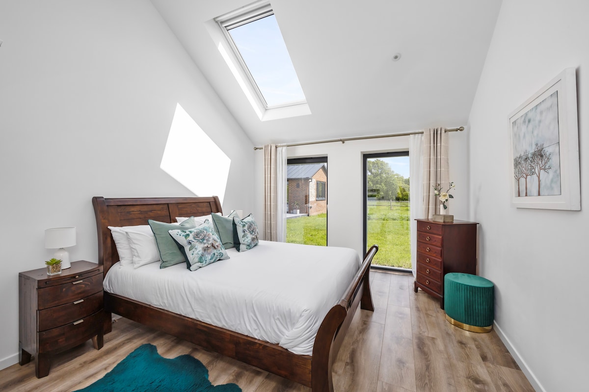  Prekrasna mirna i luksuzna spavaća soba uređena imajući na umu pogled na unutrašnjost/ vanjski prostor na selu. Klizna vrata i veluks prozor na daljinsko upravljanje i sjenilo  