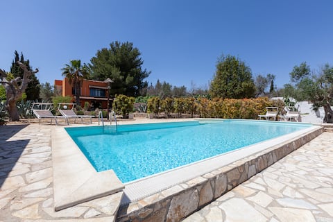Villa with swimming pool and fenced garden