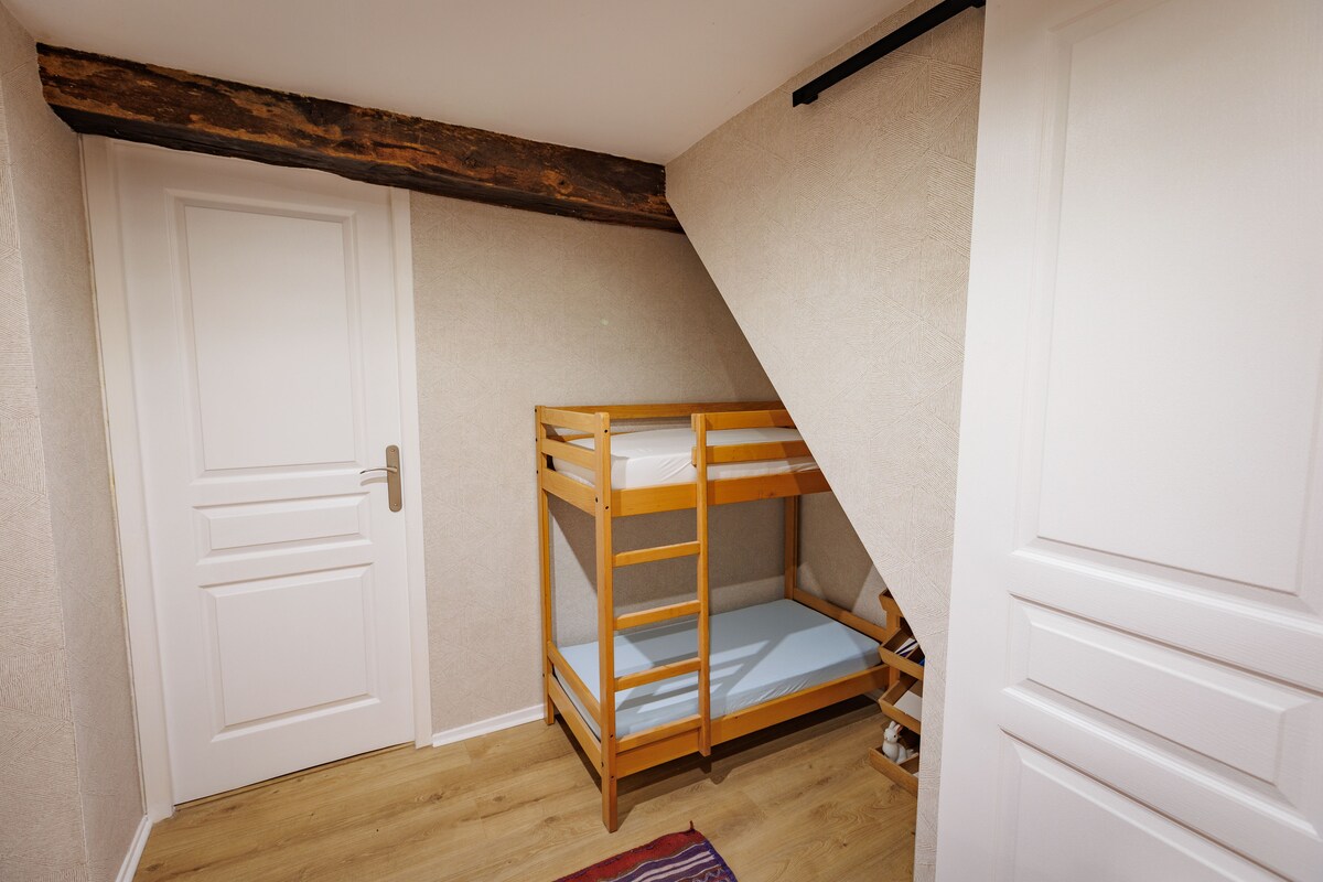 خلوص بدون نوافذ مع سريرين بطابقين 