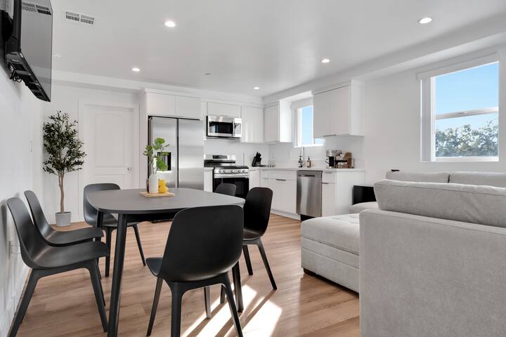 Stylish MidCity Home Near USC gallery image 3