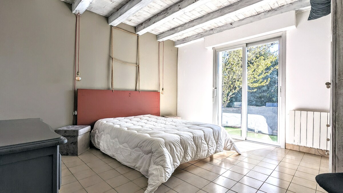 Habitación de abajo que da al jardín.