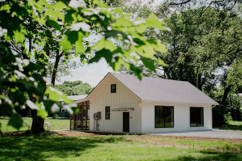 The Cottage at Crossing Creeks - Unique Farm Stay