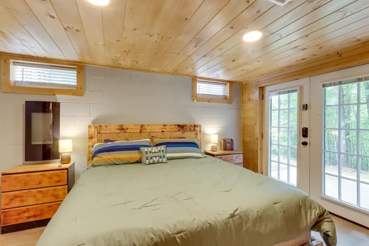 Ovo je glavna spavaća soba, privatna kupaonica i pristup donjoj palubi s masažnom kadom udaljenom samo nekoliko centimetara od vrata i odličnim pogledom na šumu. Ovo je najbolja soba u brvnari!