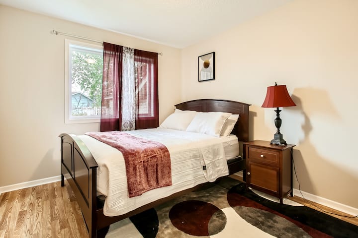 Spavaća soba 1 ukrašena klasičnim noćnim ormarićima stvara ugodan i privlačan ambijent.