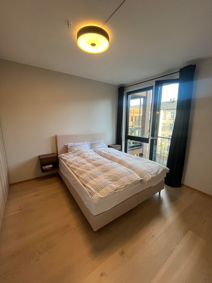 卧室有一张160厘米的双人床，每人一张羽绒被。