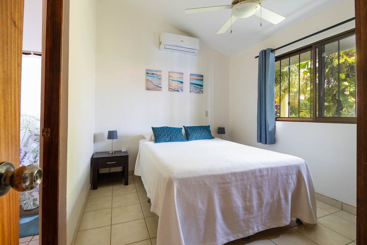 Dormitorio principal con cama tamaño queen y baño privado.