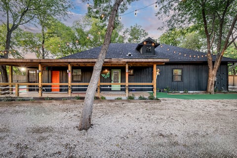 Pickleball Paradise! 12 Miles from The Oasis.