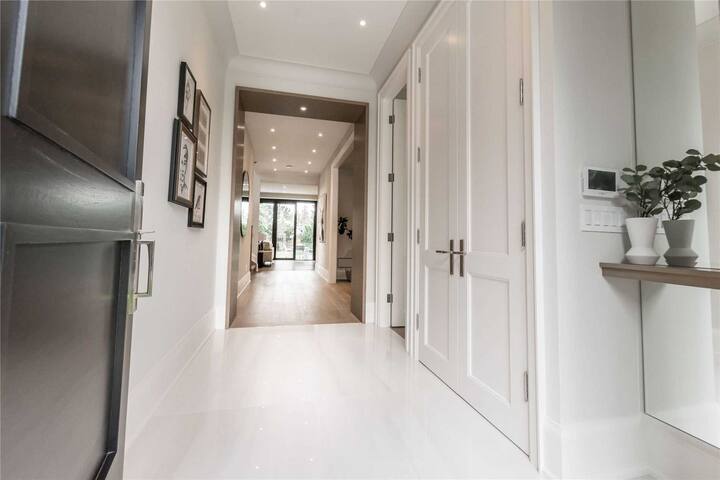 Custom Built Luxury 4 Bed 6 Bath gallery image 5