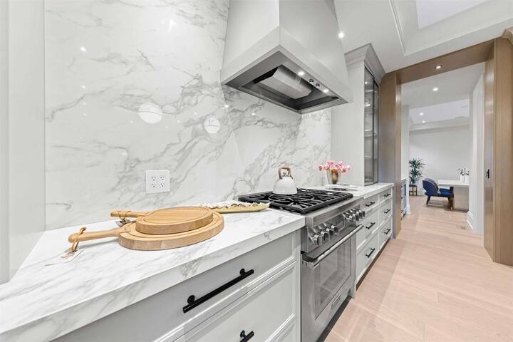 Custom Built Luxury 4 Bed 6 Bath gallery image 3