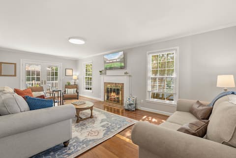 Southern Charm Getaway: Fire Pit, Games & Golf