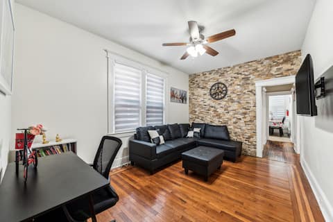 Beautiful 3bed 1bath house 10mins Bus ride to NYC