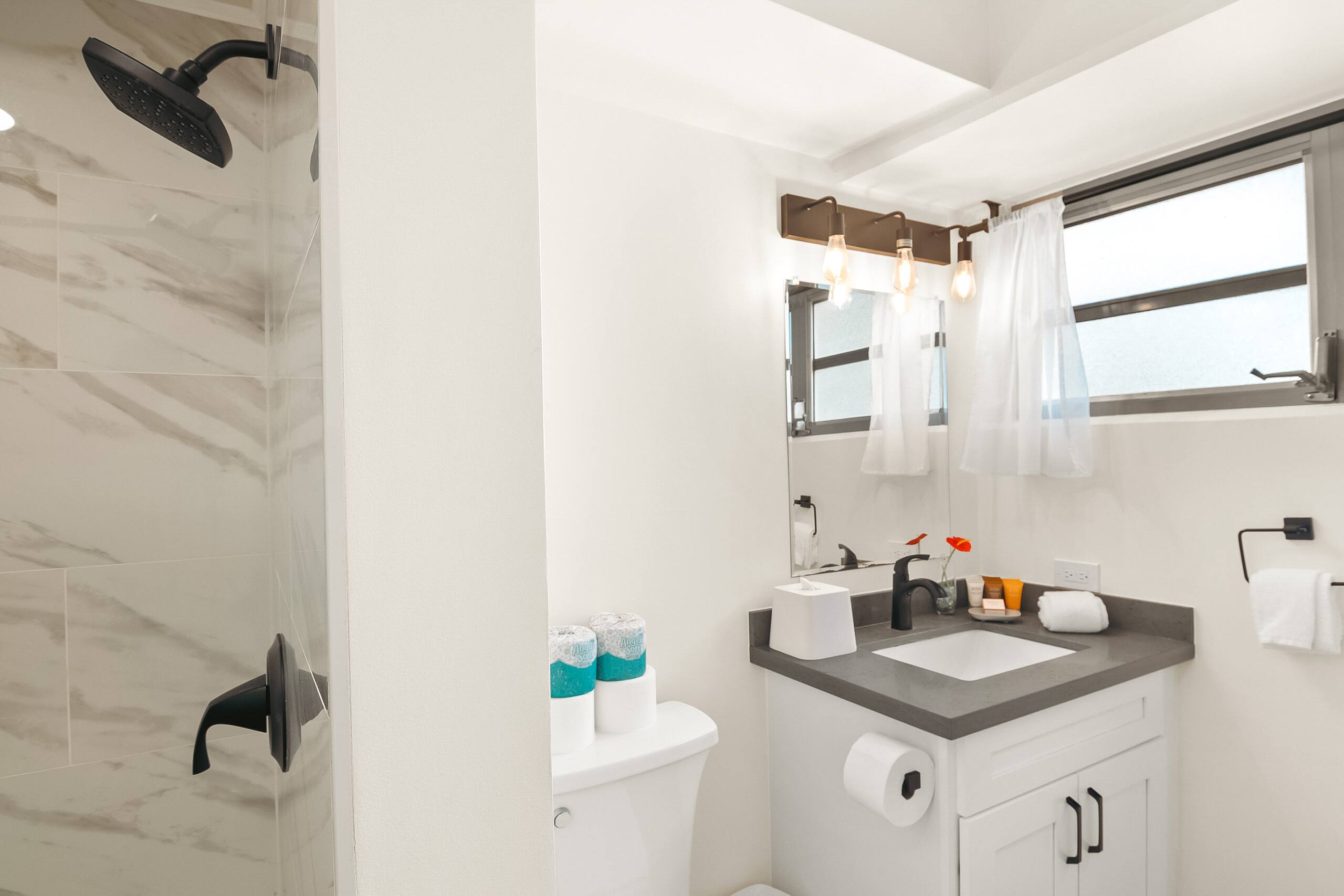 Condo in Honolulu · ★4.83 · 2 bedrooms · 3 beds · 2 private baths - Image 40