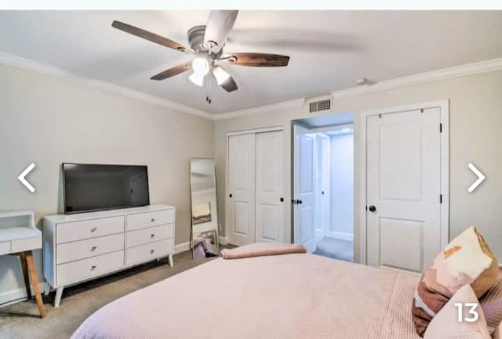 Udoban bračni krevet (160x200) s Smart TV-om.