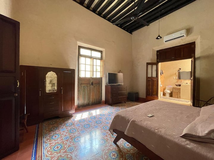 Izba starej mamy
Manželská posteľ + kúpeľňa s toaletou