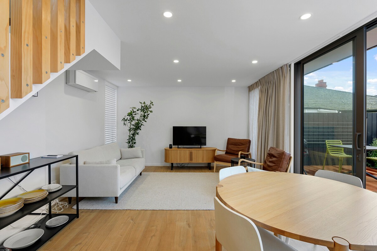 Top Airbnb: Modern Town House in the Heart of Merivale in Christchurch City